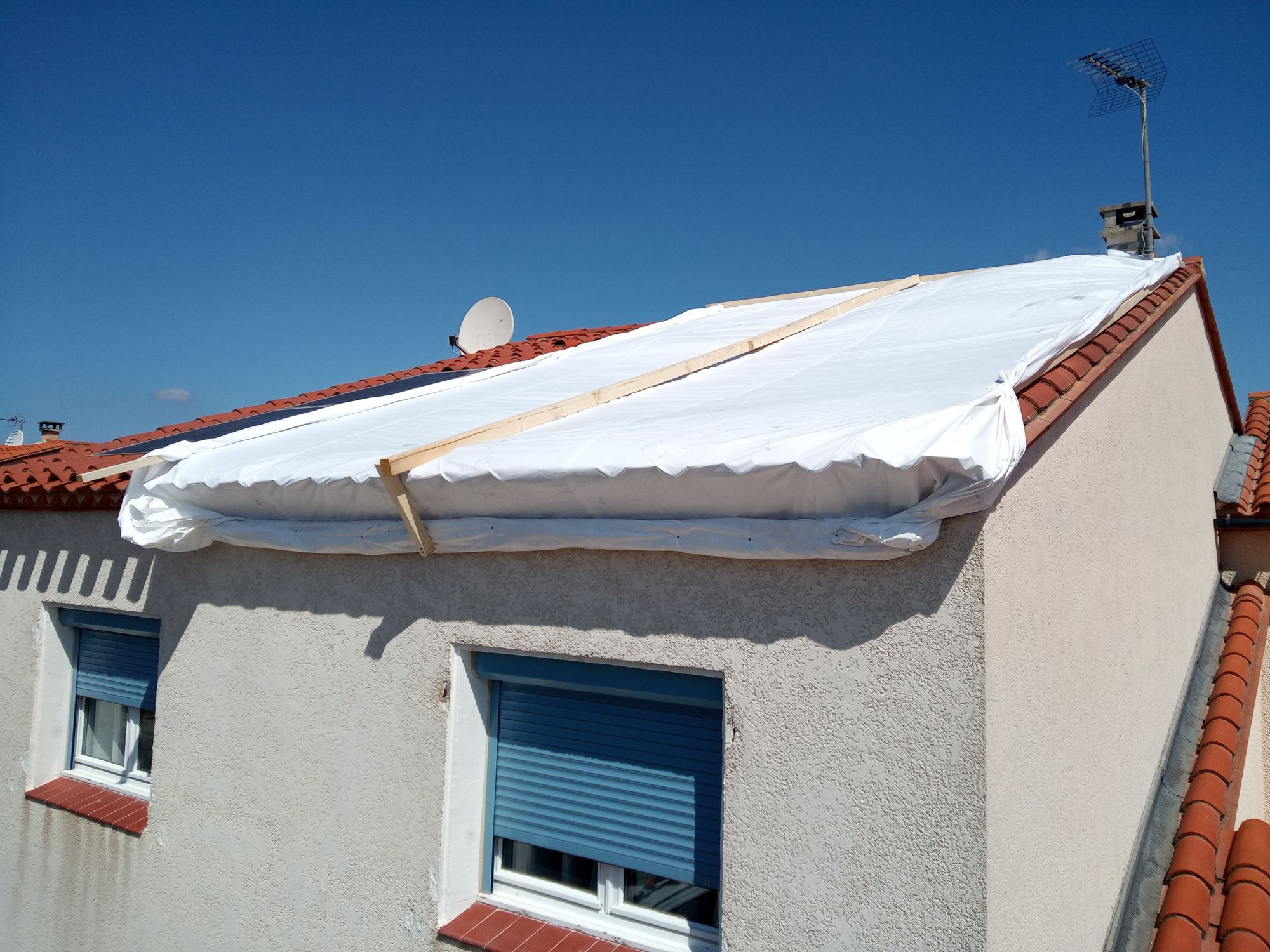 Bâchage d'urgence après un orage de grêle en Bourgogne-Franche-Comté