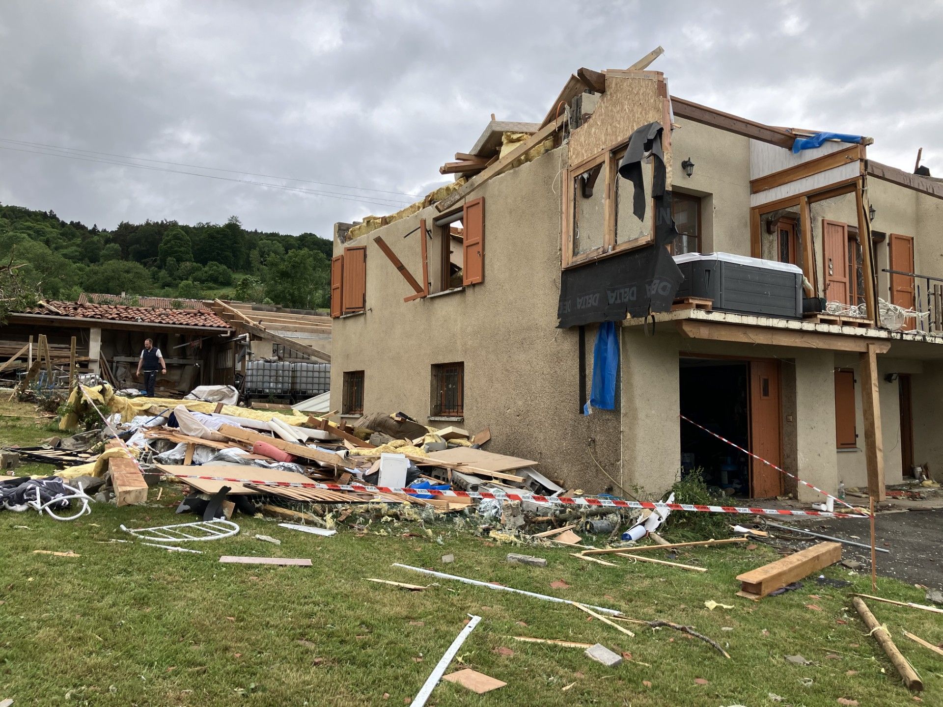 Évacuation de débris après une tempête en Nouvelle-Aquitaine