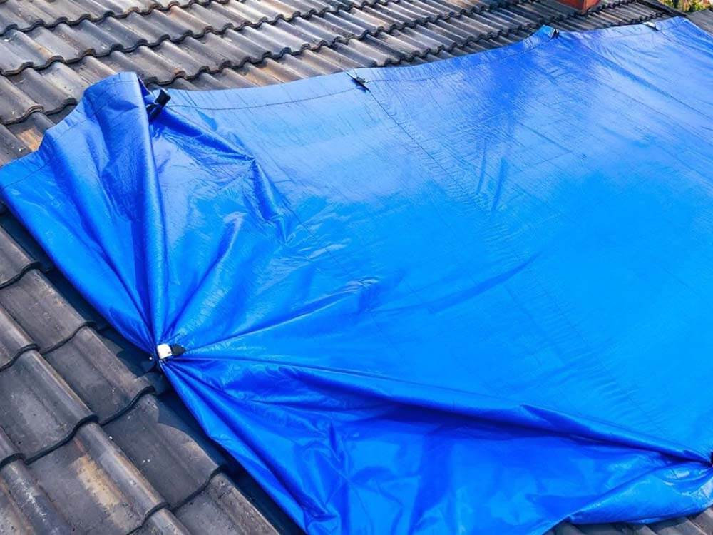 Bâchage d'urgence sur une toiture en Corse